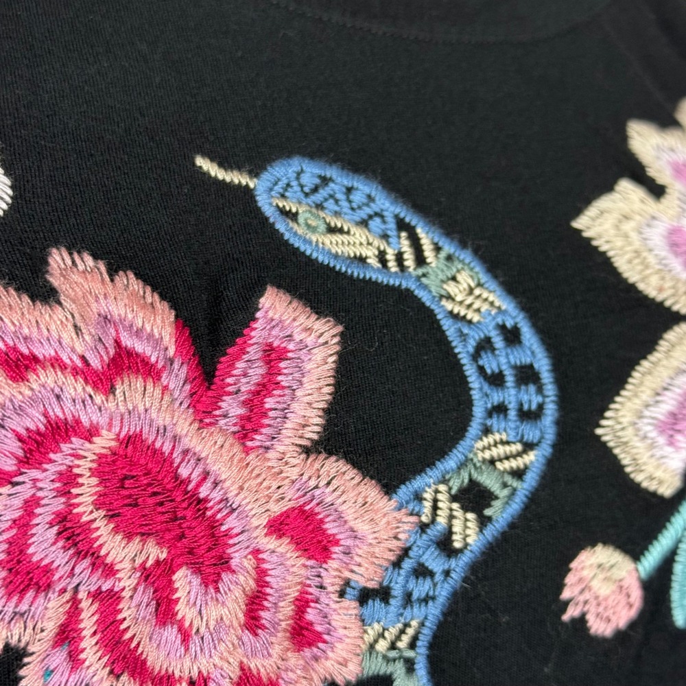 Johnny Was Edie Black Large Embroidered Snake Floral Tee - Picture 2 of 9